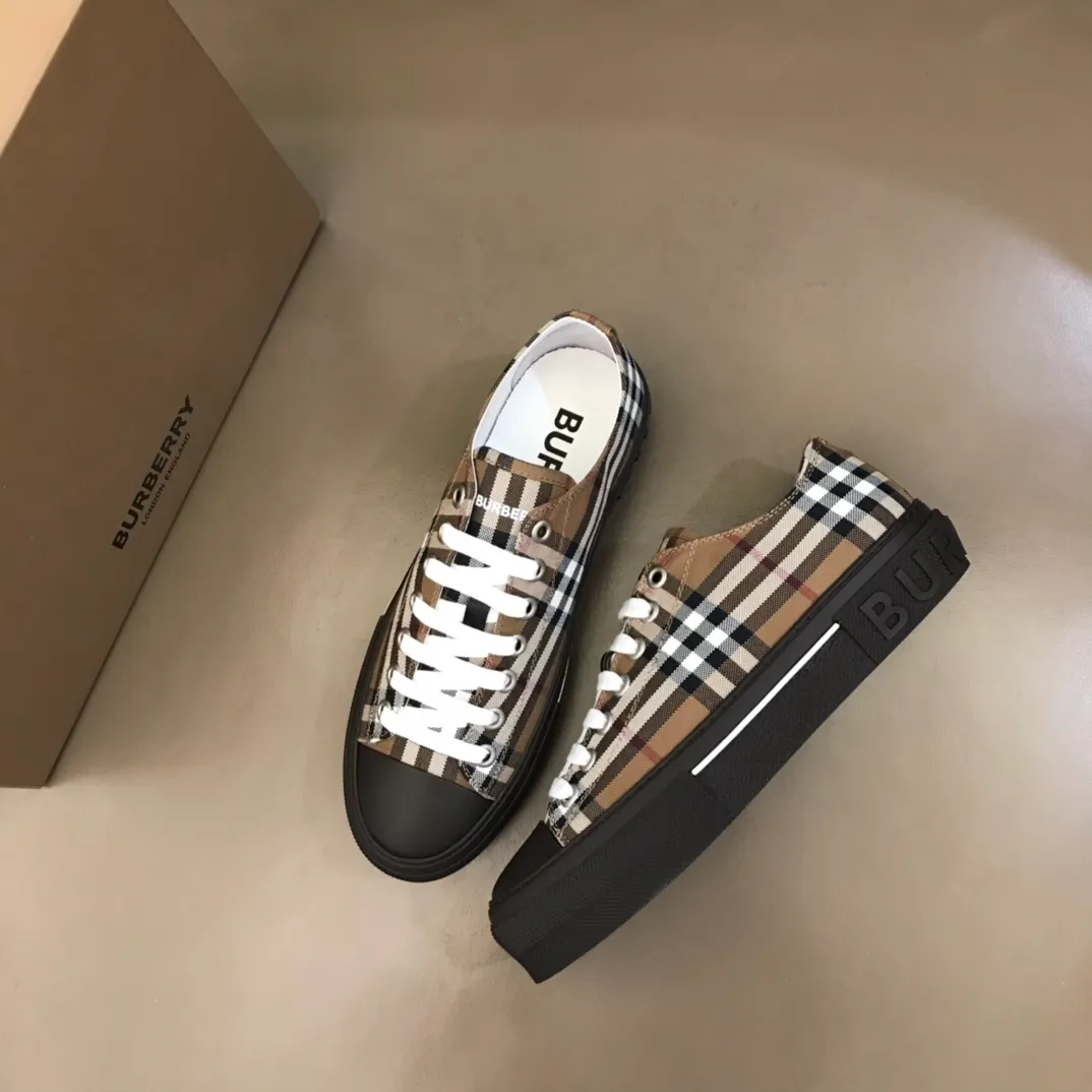 p400 "Burberr*" men's classic low-top sneakers, reinterpreted in Vintage check cotton material and decorated with a new brand logo. First-layer sheepskin lining, embossed Burberry logo on the heel, and original TPU outsole! Size: 38-44 No. 068
